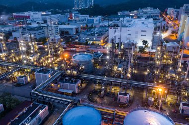 Tai Po, Hong Kong - 20 Mayıs 2019: Hong Kong'daki sanayi fabrikasının gece görüşü