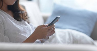 Evde akıllı telefon kullanan kadın yakın çekim