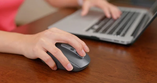 Vrouw Werken Computer Met Muis Kantoor — Stockfoto