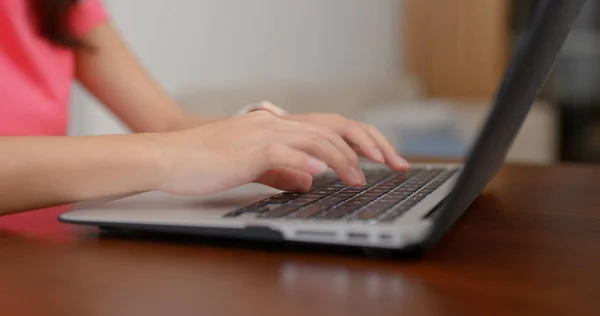 Kadınlar Evde Bilgisayarla Çalışıyorlar — Stok fotoğraf
