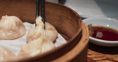 Restoranda buğulanmış et köftesi