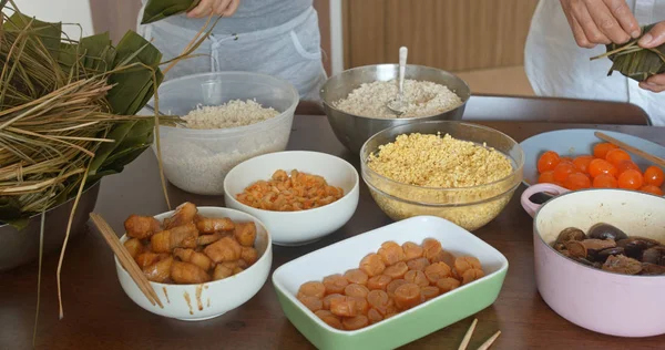 Membro Della Famiglia Che Gnocchi Riso Casa Insieme — Foto Stock