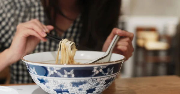 Mujer Comer Fideos Restaurante —  Fotos de Stock