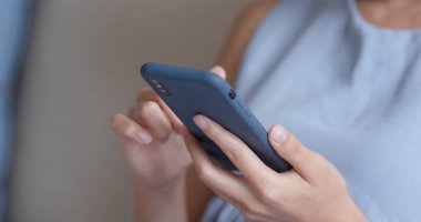 Cep telefonu kullanan kadına yakınlaş