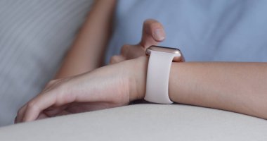 Çevrimiçi için akıllı saat kullanan kadın