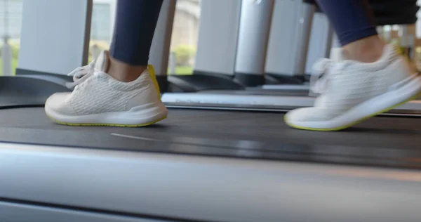 Kadın Bacaklar Spor Salonunda Koşu Bandı Üzerinde Koşmak — Stok fotoğraf