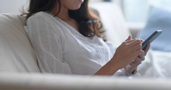 Frau Nutzt Smartphone Hause — Stockfoto