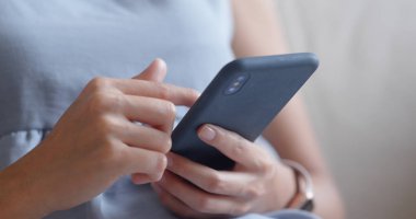 Evde akıllı telefon kullanan kadını yakınla