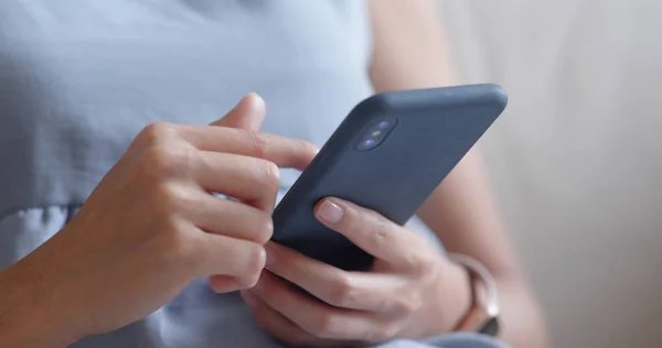 Close Woman Using Smartphone Home — Stock Photo, Image