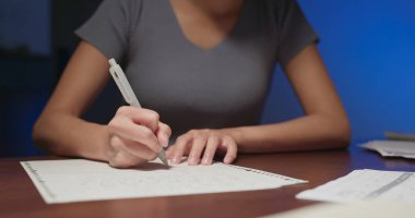 Kadınlar akşamları evde ders çalışırlar.