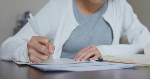 Vrouw Studeert Thuis Schrijft Haar Essay — Stockfoto