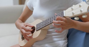 Kadın bir şarkı ile ukulele oynamak