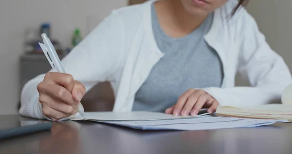 Mulher Estudo Sobre Nota Casa — Fotografia de Stock