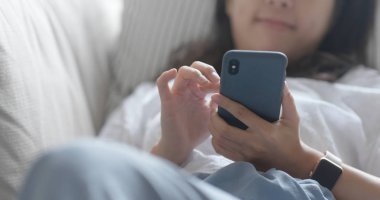 Evde kadın akıllı telefon kullanımı