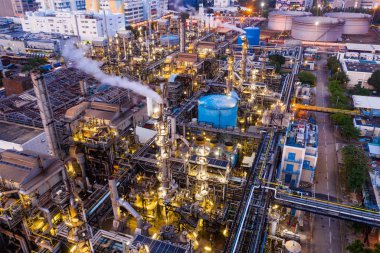 Tai Po, Hong Kong - 19 Mayıs 2019: Hong Kong sanayi fabrikasının gece görüşü