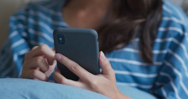 Evde kadın akıllı telefon kullanımı