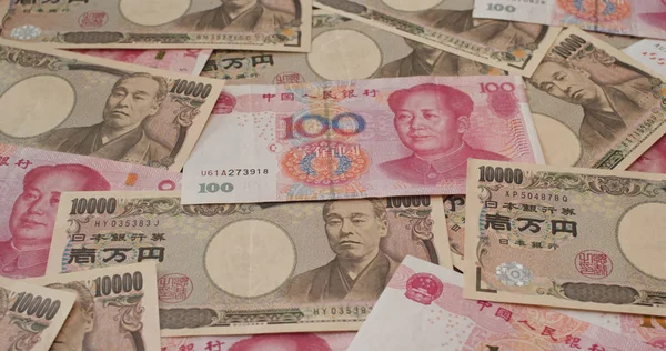 中国人民元と日本円紙幣の積み重ね — ストック写真