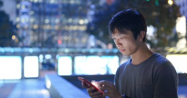 Gece şehirde cep telefonu adam arama