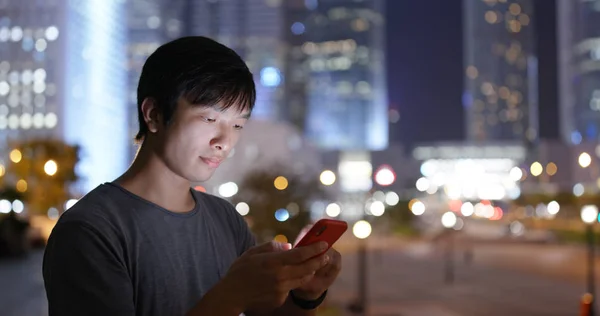 Asiatisk Man Användning Mobiltelefon City Natten — Stockfoto