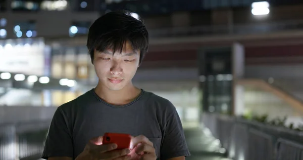Mann Nutzt Smartphone Nachts Der Stadt — Stockfoto