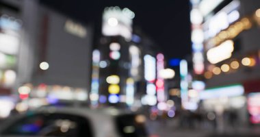 Gece şehir caddesinin bulanık görüntüsü 