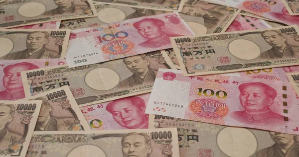 中国人民元と日本円紙幣の積み重ね — ストック写真