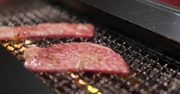 レストランでの日本の肉バーベキュー — ストック写真