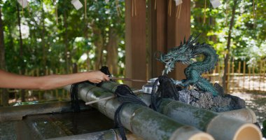 Japon tapınağına girmeden önce kadın elini yıkayın