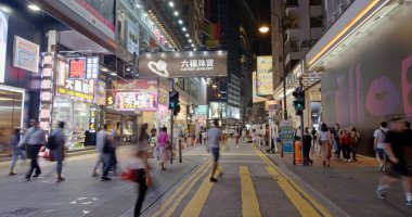 Causeway Bay, Hong Kong - 21 Mayıs 2019: Gece Hong Kong caddesi