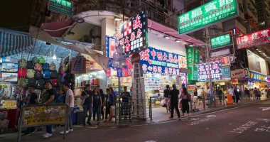 Mong Kok, Hong Kong - 29 Mayıs 2019: Gece Hong Kong caddesi