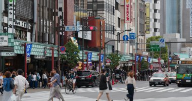 Tokyo, Japonya - 25 Haziran 2019: Asakusa bölgesinde Tokyo şehir caddesi