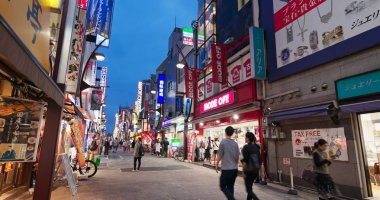 Tokyo, Japonya - 24 Haziran 2019: Gece Tokyo şehrinde Ueno bölgesi