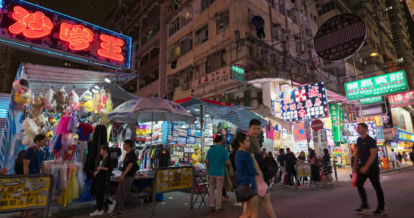 Монг Кок, Гонконг - 29 мая 2019 года: улица Гонконга ночью
