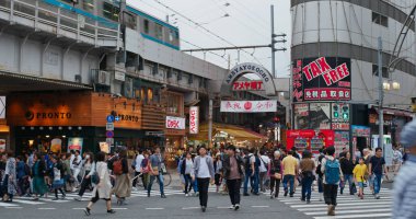 Tokyo, Japonya - 25 Haziran 2019: Japonya'nın Tokyo şehrinde Ueno şehir caddesi