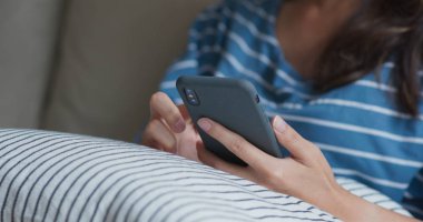 Kadın cep telefonu kullanımını kapat