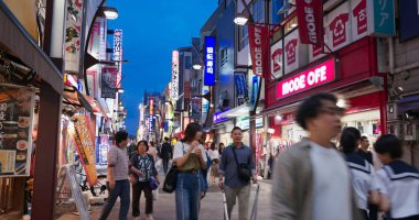 Tokyo, Japonya - 24 Haziran 2019: Gece Tokyo şehrinde Ueno bölgesi