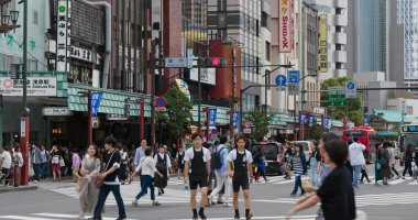 Tokyo, Japonya - 25 Haziran 2019: Asakusa bölgesinde Tokyo şehir caddesi
