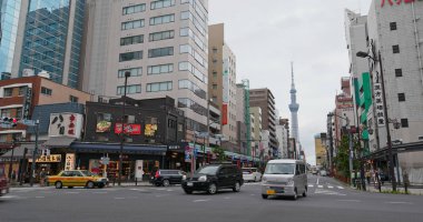 Tokyo, Japonya - 25 Haziran 2019: Tokyo skytree ve sokak Asakusa ilçesinde