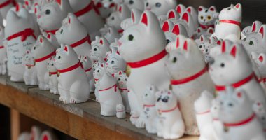 Kedi heykelleri çok Gotokuji Tapınağı