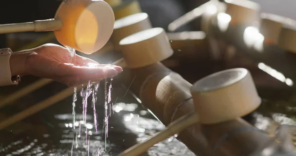 Kvinnan Tvättar Handen Innan Går Det Japanska Templet — Stockfoto