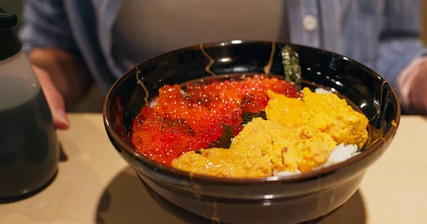 Japoński Sashimi Ryż Bowl Urchin Łososia Rzędu — Zdjęcie stockowe