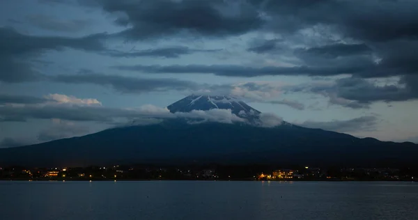 Montanha Fuji em Kawaguchiko Lago do Japão à noite — Fotografia de Stock