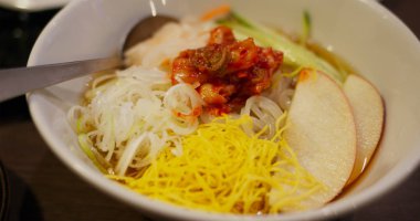 Restoran içinde Japon tarzı soğuk erişte