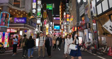 Tokyo, Japonya - 02 Temmuz, 2019: Japonya'da Shinjuku şehir caddesi