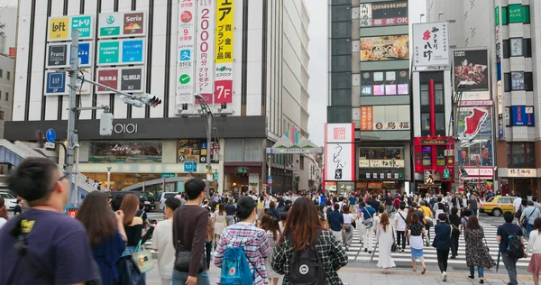 Tóquio Japão Junho 2019 Pessoas Atravessam Estrada Rua Cidade Ueno — Fotografia de Stock