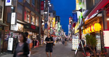 Tokyo, Japonya - 24 Haziran 2019: Gece Tokyo şehrinde Ueno bölgesi