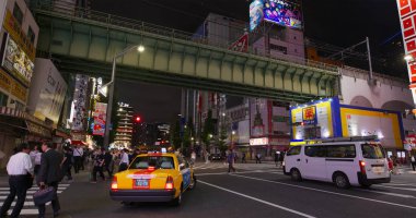 Tokyo, Japonya - 27 Haziran 2019: Tokyo şehri, gece Akihabara bölgesi