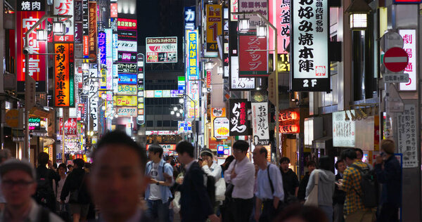 Токио, Япония - 28 июня 2019 года: район Синдзюку в Японии ночью
