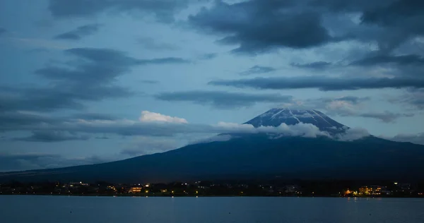 Montanha japonesa Fuji em Kawaguciko à noite — Fotografia de Stock