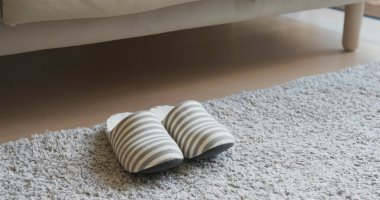 Evde yumuşak terlik çifti